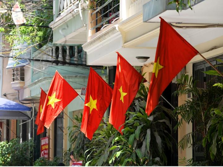 Hotspot Matrix: Biến Phương Oanh diện set đồ 50 thành cơ hội marketing đột phá